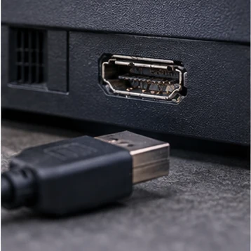 Крупный план повреждённого HDMI-разъёма монитора